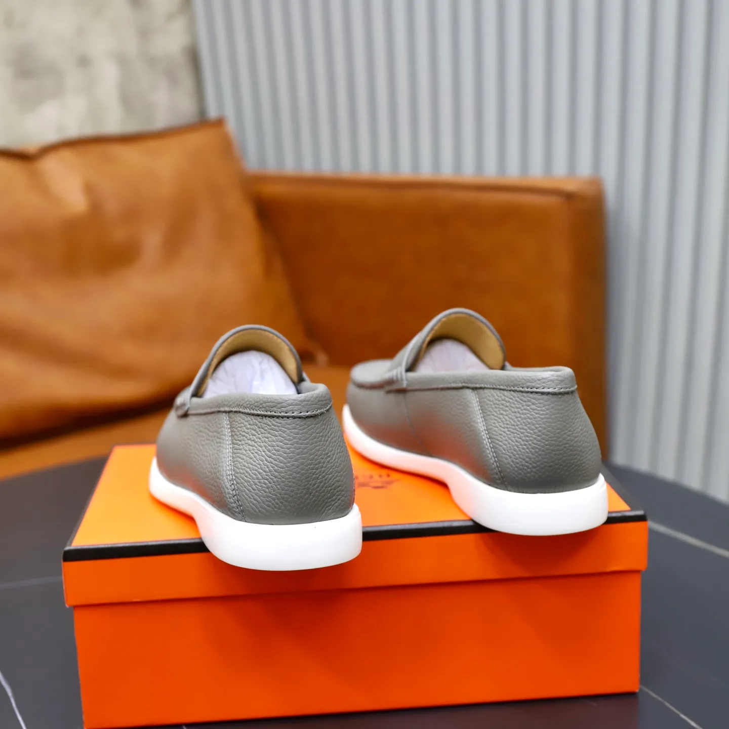 Ex-factory price: 560💰Hermès/Hermès slip-on men's shoes. This shoe is made of imported pebbled cowhide. It has simple and smooth lines and is combined with aerodynamically designed 3CM rubber foam ultra-light soles! Youthful and fashionable, classic H-shaped hardware buckle decoration, calf lining gently wraps the feet, with logo cowhide feet, casual and urban style, highlighting youthful vitality, sports and leisure version, super versatile, code number: 38-39-40-41-42-43-44 standard leather shoe size (45 can be customized but does not support returns)